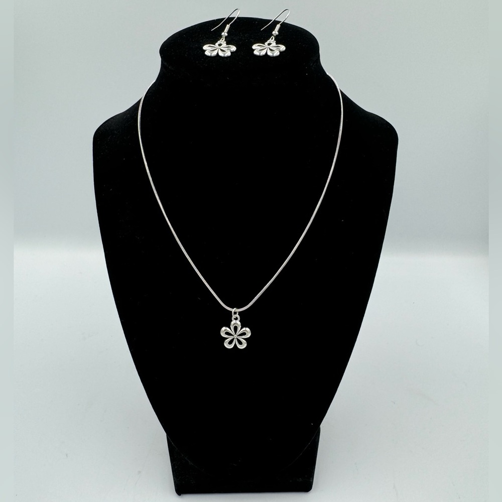 NWOT Fashion Jewelry Silver Flower Pendant Necklace and Matching Earrings.